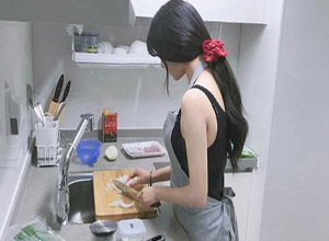 Chị em điên đảo với trào lưu "biến hình" khi ở nhà